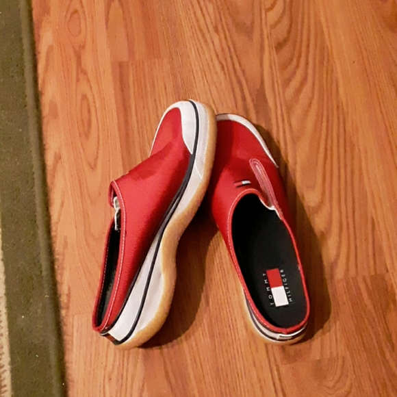 Tommy Hilfiger  slip on tennis shoes. - Picture 1 of 1
